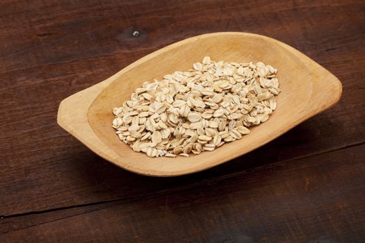 rolled oats in wooden bowl