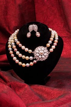 Pearl necklace and earring