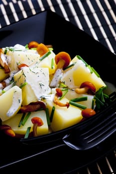 potato salad with mushrooms and dill dressing