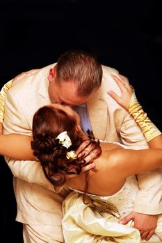 The groom and the bride kiss in dance