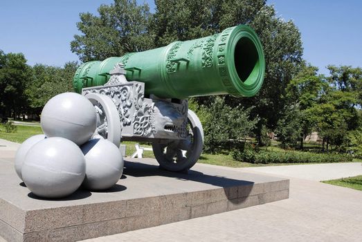 Huge Cannon