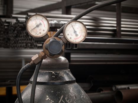 Gas Cylinder and pressure gauge