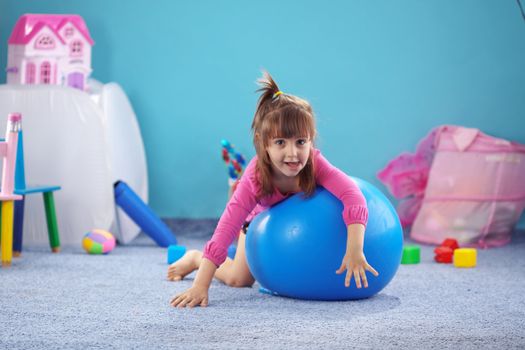 Child on jymnastic ball