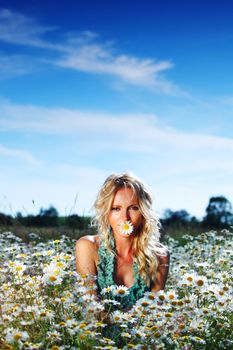 girl on the daisy flowers field