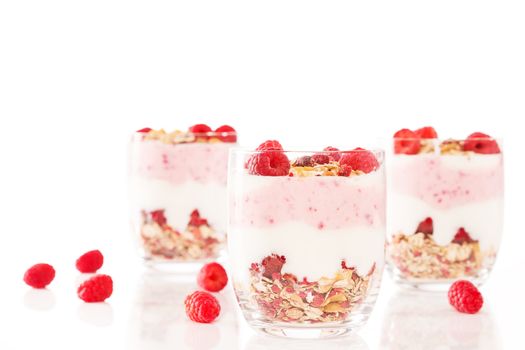 muesli yoghurt dessert wih raspberries