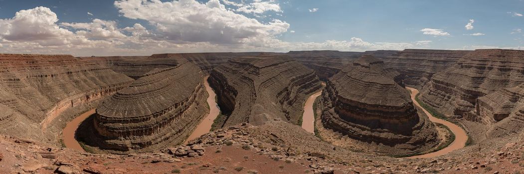 Utah panorama of double horseshoe bend muddy water