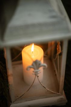 atmospheric candle decor with live fire on the banquet