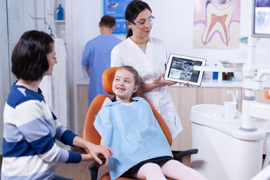 Dentist discussing diagnosis with child parent