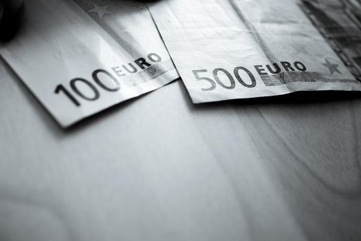 500 and 100 euros in official banknotes