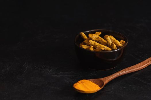 Fresh tumeric roots and powder is a spice that supports your body, immune system and antioxidant