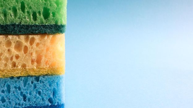 Many blue, red, yellow, green sponges are used to wash and wipe the dirt used by housewives in everyday life. They are made of porous material such as foam. good detergent retention