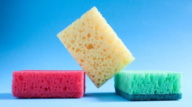Many blue, red, yellow, green sponges are used to wash and wipe the dirt used by housewives in everyday life. They are made of porous material such as foam. good detergent retention