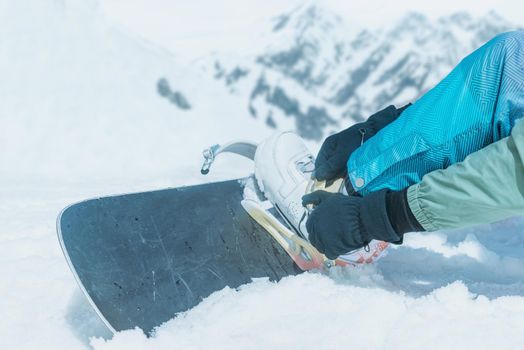 Man putting on his snowboard outdoor