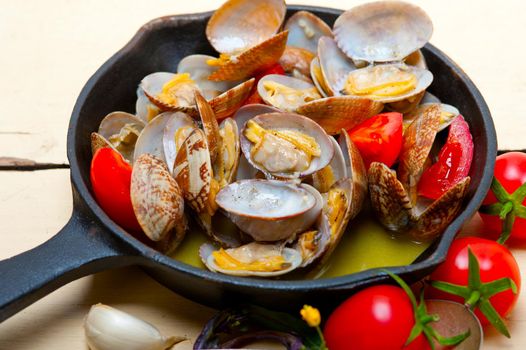 fresh clams on an iron skillet