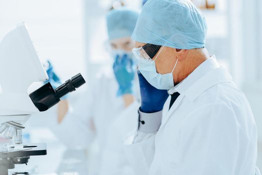 image of pharmaceutical scientists working in the laboratory.