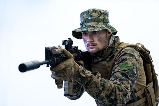 soldier in action aiming laseer sight optics
