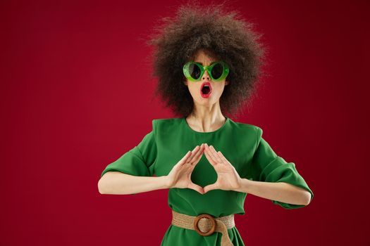 woman in green sunglasses posing afro hairstyle
