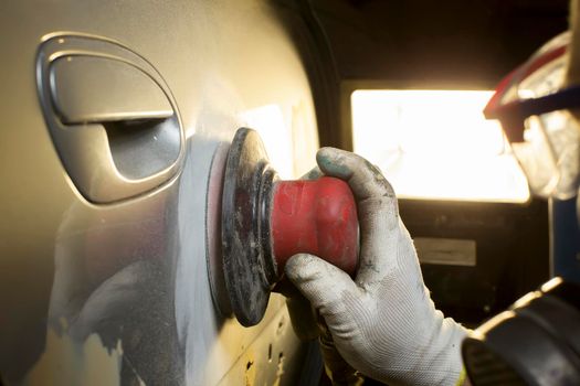 Hands grind polish the car. Car body repair