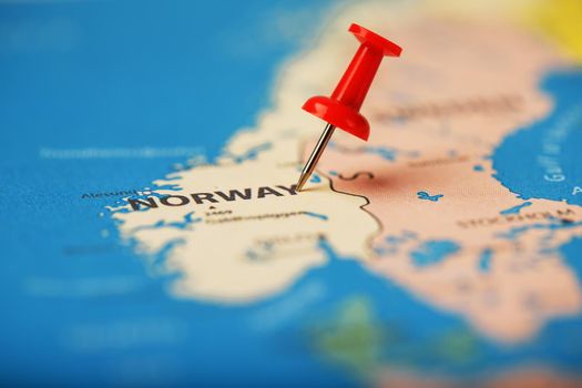 Multi-colored buttons indicate the location and coordinates of the destination on the map of Norway