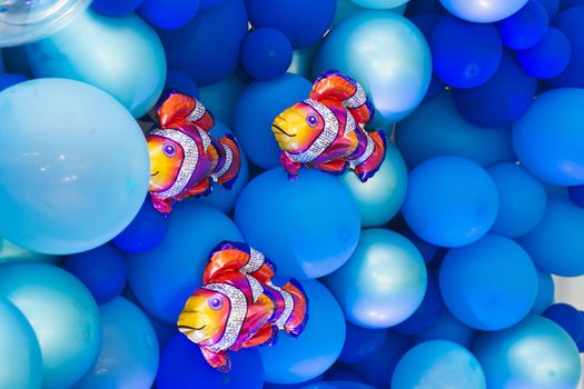Marine-style decor of balloons, fish, and corals for the birthday photo zone
