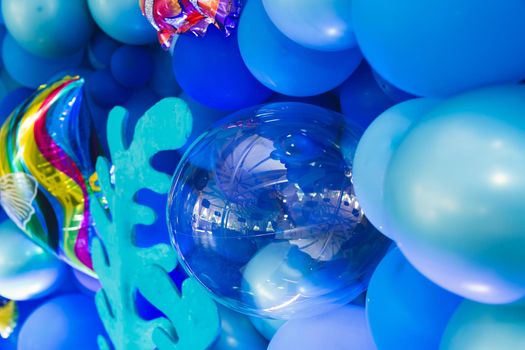 Marine-style decor of balloons, fish, and corals for the birthday photo zone