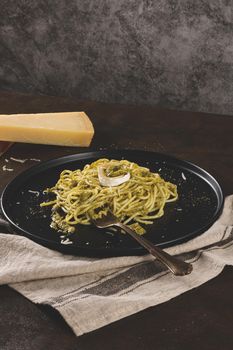 Fresh spaghetti with basil pesto and cheese 