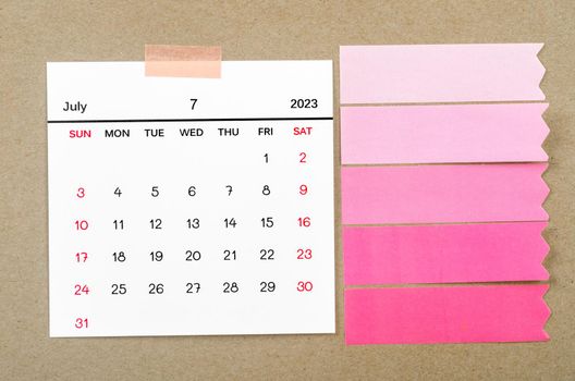 July 2022 calendar with blank adhesive note paper on brown background.