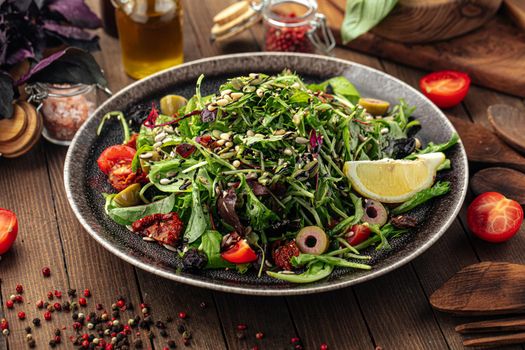 Green mediterranean salad with pine nuts