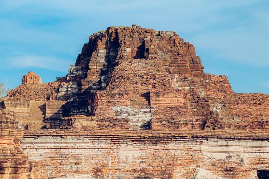 A closer look at the ruins of Wat Chaiwatthanaram