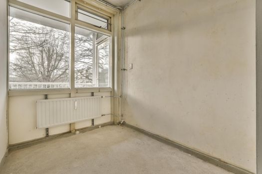A small, empty room in white tones