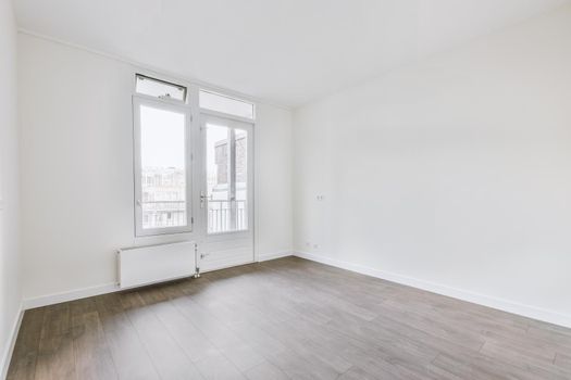 Small empty room with a parquet floor