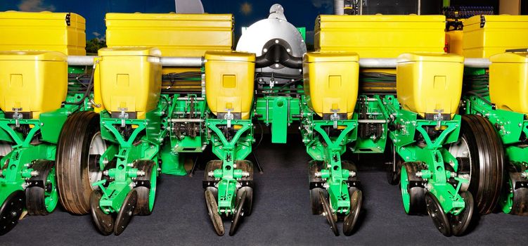 Multi-row modern seeder, hitch to a tractor, used in the agricultural sector.