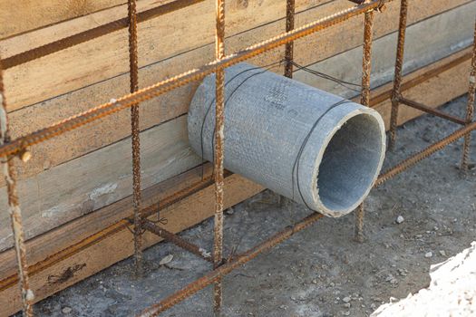 Sleeve for the withdrawal of communications from an asbestos pipe during the construction of a strip foundation