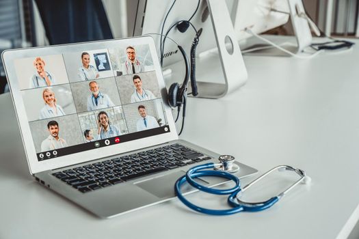 Telemedicine service online video call for doctor to actively chat with patient