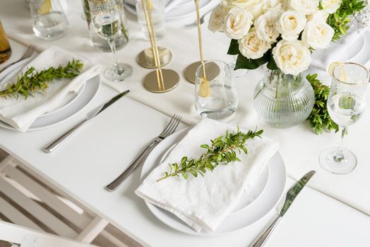 The wedding decor. Wedding teble decoration with white roses