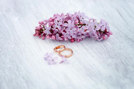 wedding rings with lilac
