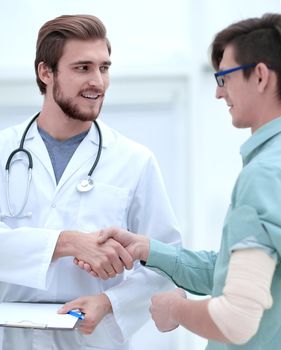doctor congratulating the patient with recovery