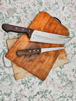 wooden chopping board with kitchen knives
