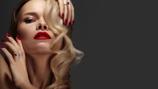 Beautiful Woman with Fashion Make-up and Blond Wave Hairstyle. Glamour American Diva Style with Brilliant Accessories.