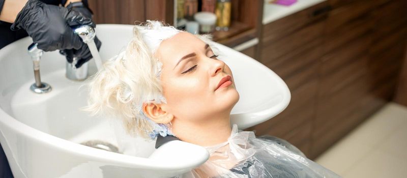 Hairdresser prepare to washes off the dye