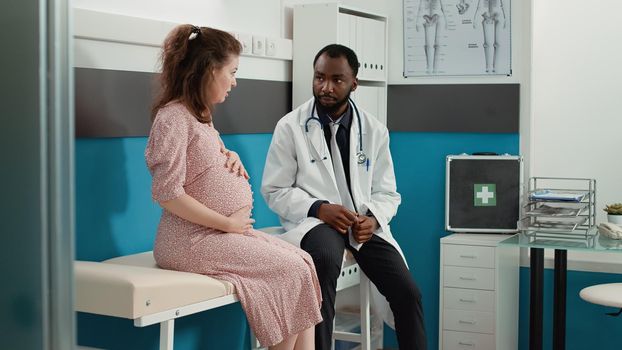 African american specialist consulting pregnant woman