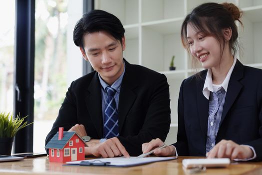 Guarantees, mortgages, signing, interest on loans, real estate agents are making agreements with customers to buy houses and land and sign contract documents