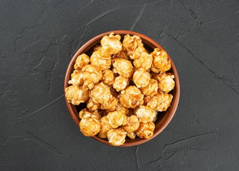 Caramel popcorn in bowl