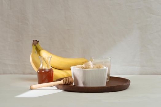 Banana smothies ingredients milk almonds