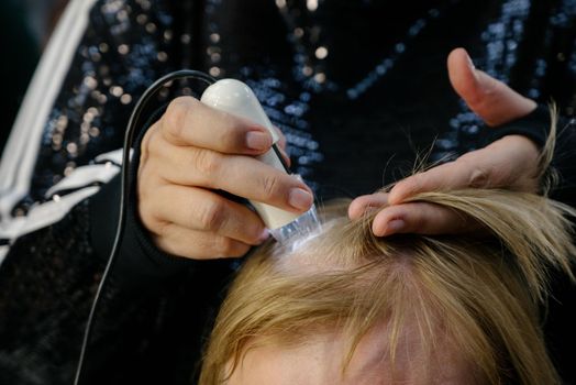 Diagnostic complex for microscopic examination of hair and skin of the scalp.