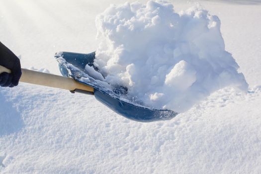 Removing shovel with snow
