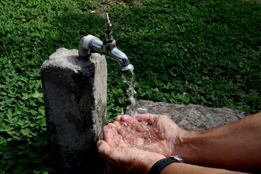 faucet leaking water