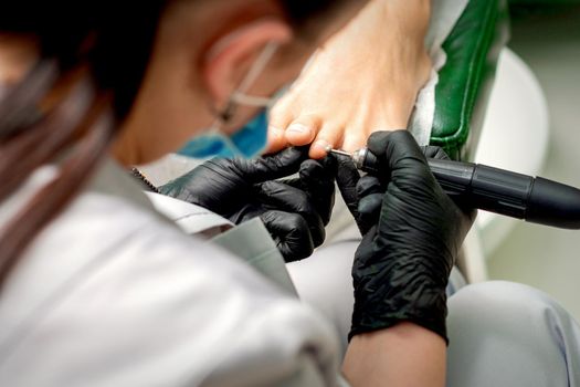 Pedicure master remove toe cuticles