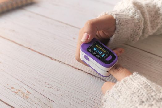 young women hand using pulse oximeter