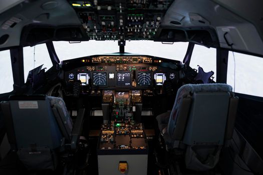 Nobody in captain cockpit with power engine lever